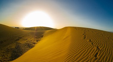 Meşhur Maspaloma doğal plajında kum tepeleri. Büyük Kanarya. Altın kumu olan ve yıl boyunca birçok turist tarafından ziyaret edilen İspanya