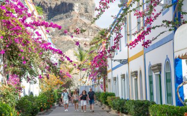 3 Şubat 2022 PUERTO de MOGAN Pembe ve turuncu renkli binalarla dolu dar sokaklarla dolu bir kasaba Zemin kattaki dükkanlar birçok turist tarafından ziyaret edildi