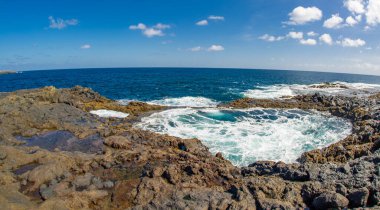 2 Şubat 2022 EL BUFADERO, LA GARITA Okyanusun alanı bitmiş gibi görünüyor ve öfkeyle karaya doğru geliyor, ıslık çalarak ve su püskürterek.