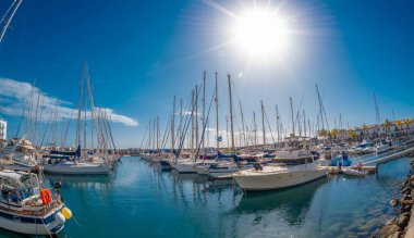 3 Şubat 2022 3 Şubat 2022 Puerto de Mogan Kanarya Adası, Kanarya Adaları 'nın en güzel limanlarından biri mavi gökyüzü ve gök mavisi suyu ile küçük bir Venedik olarak kabul edilir.