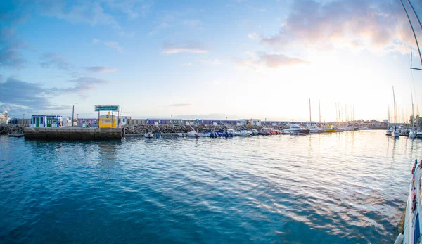 3 Şubat 2022 Puerto de Mogan Kanarya Adası Kanarya Adaları 'nın en güzel limanlarından biri mavi gökyüzü ve güzel gün batımıyla küçük bir Venedik olarak kabul edilir.