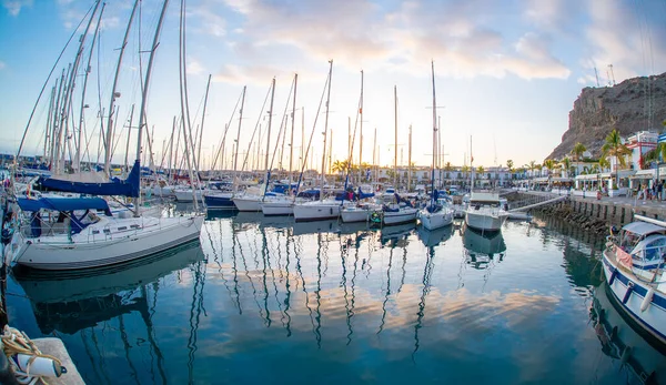 3 Şubat 2022 Puerto de Mogan Kanarya Adası Kanarya Adaları 'nın en güzel limanlarından biri mavi gökyüzü ve güzel gün batımıyla küçük bir Venedik olarak kabul edilir.