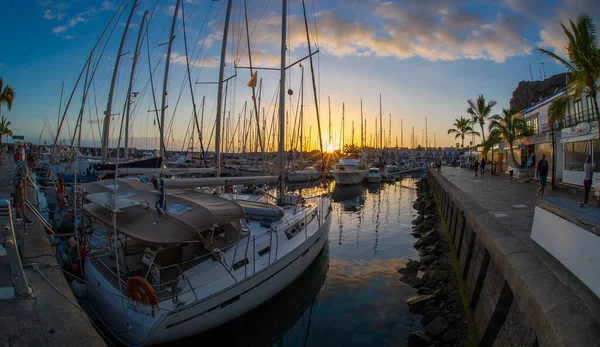 3 Şubat 2022 Puerto de Mogan Kanarya Adası Kanarya Adaları 'nın en güzel limanlarından biri mavi gökyüzü ve güzel gün batımıyla küçük bir Venedik olarak kabul edilir.