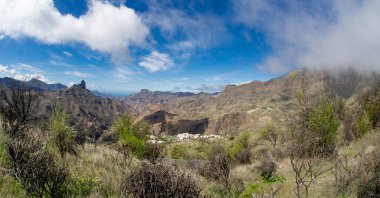 Güzel ve muhteşem manzara ve güzel güneşli bir gün Pico de las Nieves Gran Kanarya İspanya 'sına doğru yol alırken hava kısa zamanda ve volkanik dağlarda değişiyor.