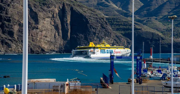 February 2022 Ferryboat Full Sad People Leaves Port Next Destination — Stock Photo, Image