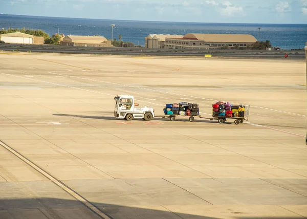 February 2022 Car Trailers Takes Luggage Airport Plane Tenerife Spain — Zdjęcie stockowe