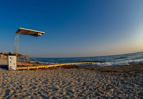 Fanari Ödülü Yunanistan 'ın kuzey kesiminde arka planda mavi gökyüzü ve çok ince kum bulunan plajda kazandı