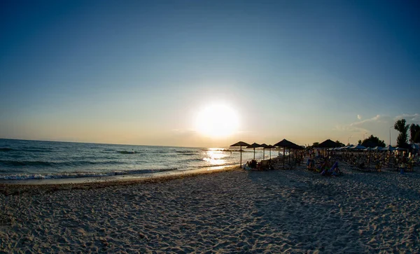 Bardzo Piękna Plaża Zachodzie Słońca Grecji Drobnym Piaskiem Pierwszym Planie — Zdjęcie stockowe