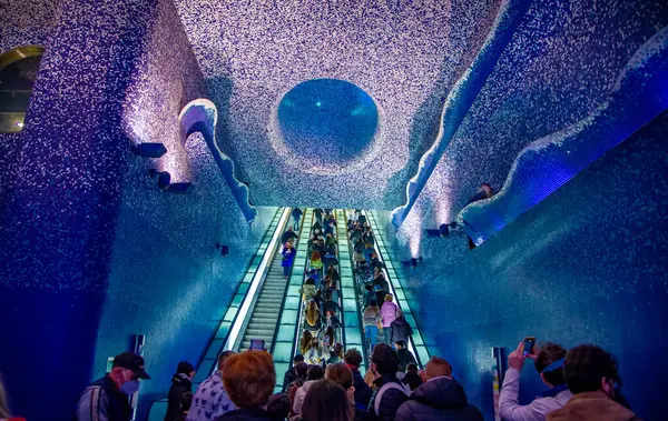15 Nisan 2022. Napoli 'nin en güzel metro istasyonlarından biri. Mavi duvarları ve uzun yürüyen merdivenleri var.