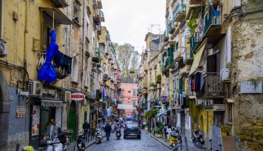 Nisan-15-2022 - Napoli İtalya şehir caddelerinde trafik sıkışık Scooterlar, arabalar ve işe koşuşturan insanlar