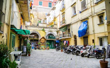 Nisan-15-2022 - Napoli İtalya şehir caddelerinde trafik sıkışık Scooterlar, arabalar ve işe koşuşturan insanlar