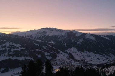 Lenk im Simental - Gün batımından sonra İsviçre dağ köyü