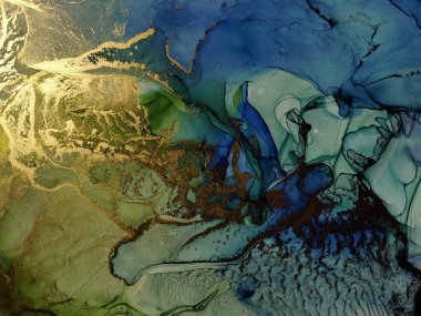 Altın Alkol Mürekkebi Mermeri. Altın Su Renk Tablosu. Yeşil Mermer Suluboya. Foil Gradyan Arkaplanı. Parlak Alkol Mürekkep Suluboya. Mavi Sanat Boyası. Hafif Zarif Doku. Lüks Soyut Şablon.