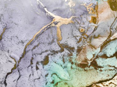 Mavi Alkol Mürekkebi Mermeri. Akışkan Şablon. Altın doğulu arka plan. Menekşe Sanat Boyası. Mor Alkol Mürekkebi Suluboya. Pembe Mermer Suluboya. Mor Su Boyası Mermeri. Modern Soyut Resim.