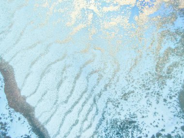 Folyo Alkol Mürekkebi Mermeri. Altın yağlı boya. Parlak Alkol Mürekkep Suluboya. Foil Soyut Suluboya. Beyaz Su Boyası Mermeri. Mavi Mermer Arkaplan. Hafif Zarif Desen. Modern Soyut Şablon.