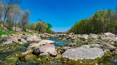 Villa Carlos Paz Arjantin 'deki güzel bir nehir manzarası. Kuraklık yüzünden az su var ama aynı derecede görkemli.