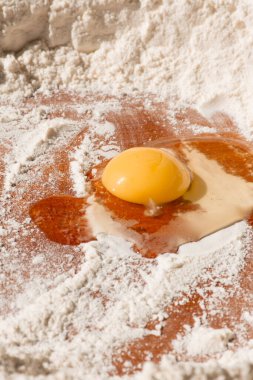 Kırık un, beyaz arka planda izole edilmiş.