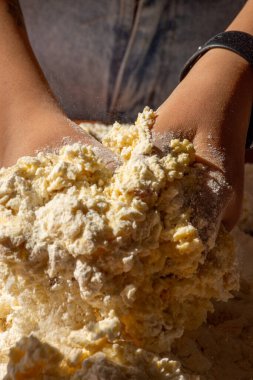 Kadının elinde bir tabloda hamur yoğurmak