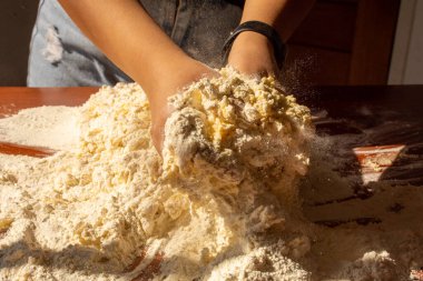 Kadının elinde bir tabloda hamur yoğurmak