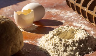 pişirme için temel maddeler. tüm maddeler ve kaplar pişirme için gerekli.