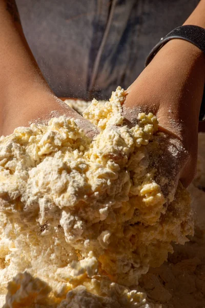 Kadının elinde bir tabloda hamur yoğurmak