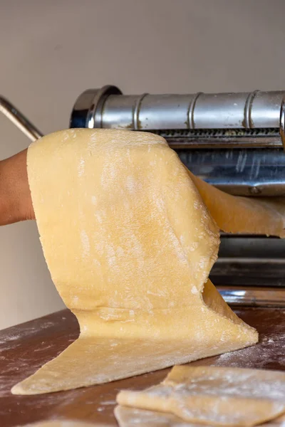 Fabricante Pasta Metal Con Masa Fettuccine Saliendo Una Máquina Manual —  Fotos de Stock