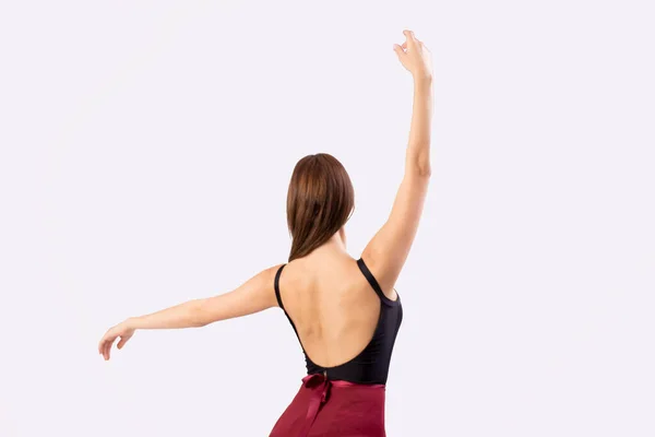 シルク生地でバレリーナダンス なびく布で現代バレエダンサー ポイントシューズ グレーの背景 — ストック写真
