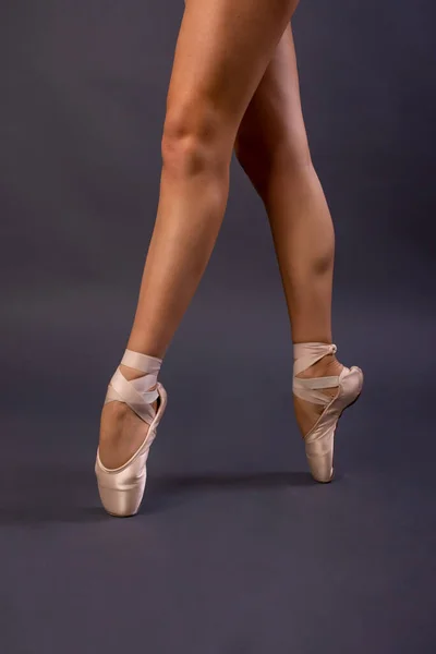 Крупный План Танца Балерины Изолированного Сцене Балерины Ноги Крупным Планом — стоковое фото