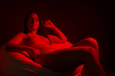 güzel kadın çıplak vücut beyaz zemin üzerine izole ait closeup fotoğraf