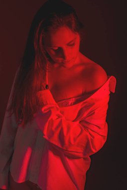 güzel kadın çıplak vücut beyaz zemin üzerine izole ait closeup fotoğraf