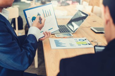 Yatırım ve tartışma grafiği hakkında toplantıda iş adamları bir araya geliyor..