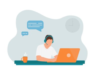 Adam bilgisayarında dizüstü bilgisayar ve mikrofonlu kulaklıklarla çalışıyor. Çevrimiçi müşteri destek merkezi. Çizgi film tarzında vektör illüstrasyonu