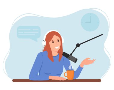 Kulaklıkla konuşan ve mikrofonla online podcast kaydeden sevimli, çizgi film genç bir kadın. Podcast konsepti.