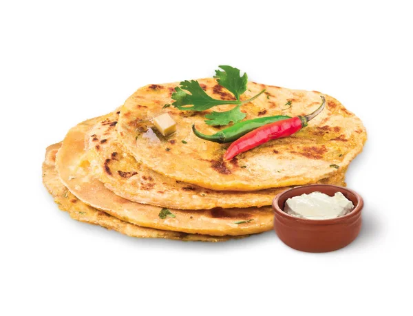 Patates Doldurulmuş Düz Ekmek veya Aloo Paratha geleneksel Hint yemeğidir. Kaymaklı, tereyağlı ya da yağlı. Seçici odaklanma. beyaz arkaplanda izole.