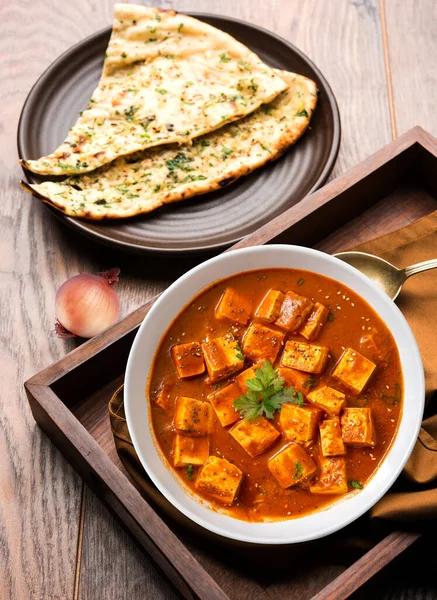Paneer Butter Masala ve sarımsaklı naan aromalı Hint yemeği. Punjab yemeği, Desi yemeği..