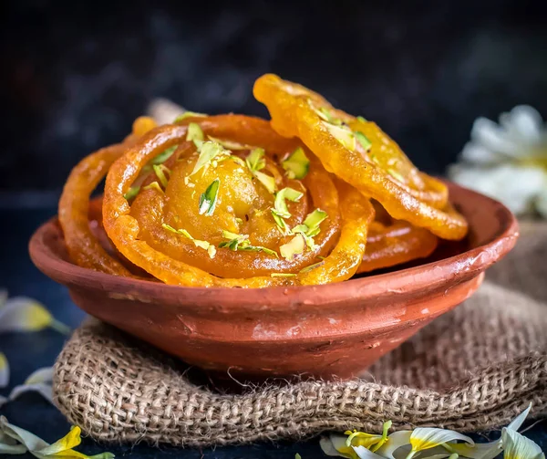 Hint tatlısı jalebi veya imarti. Jalebi, Hindistan 'da yaygın olarak kullanılan en lezzetli tatlılardan biridir. Seçici Odak, Seçici Konuya Odaklanma, Arkaplan Bulanıklığı.