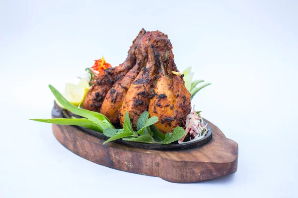 Beyaz bir arka plan üzerinde izole kavrulmuş tavuk bacakları.