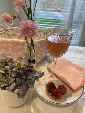 Her durum için tatlı gül çilek şarabı. .