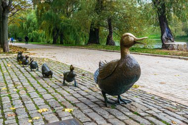 Heykel kompozisyonu Ördek yavrularına yol açın