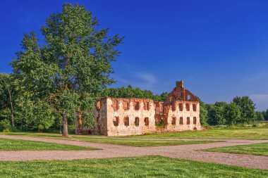 Kırmızı tuğladan yapılmış eski malikanenin kalıntıları. Paulava Cumhuriyeti, Litvanya
