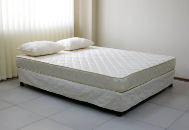 Pelerin ve yastıklı yatak çerçevesi