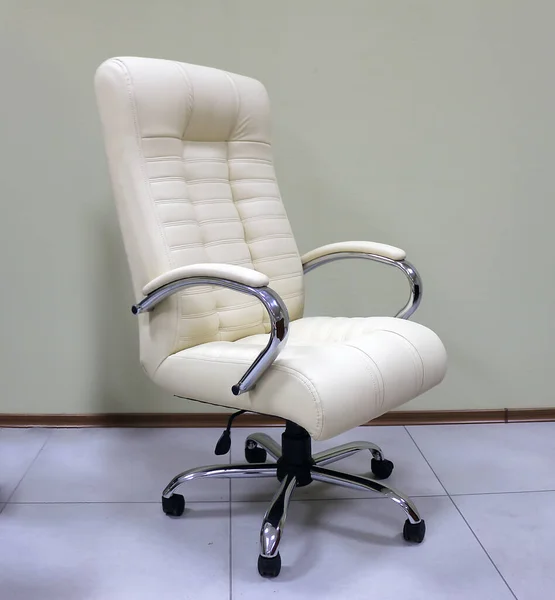 Silla Ejecutiva Oficina Blanca Con Asas Cromo — Foto de Stock