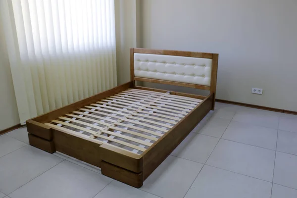 Tempat Tidur Ganda Terbuat Dari Kayu Pernis Dengan Headboard Dilapisi — Stok Foto