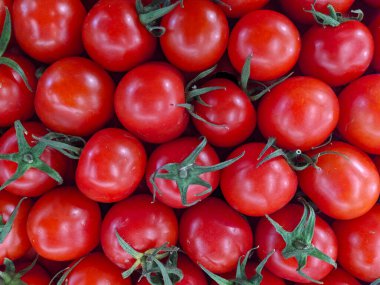 kırmızı küçük domatesler sıkıca paketlenmiş.