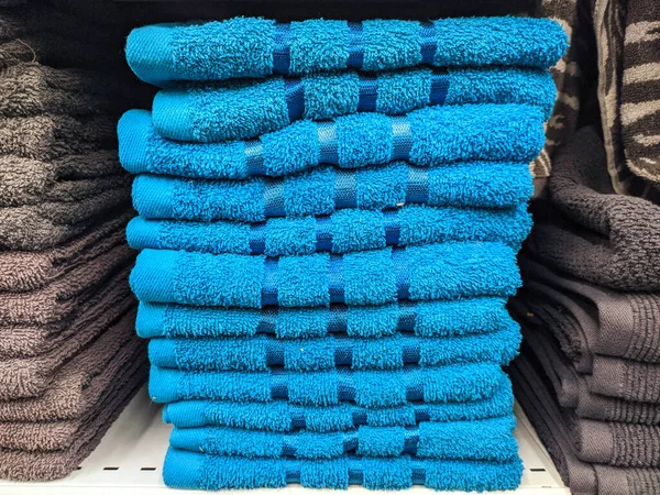 Mavi havlular yığınla.