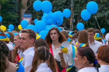 Dnipropetrovsk, Ukrayna - 05.30. 2014: Öğrenciler mezuniyeti kutlamaya gidiyorlar