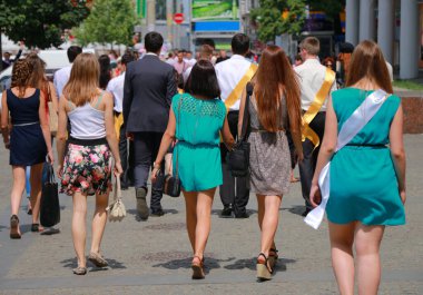 Dnipropetrovsk, Ukrayna - 05.30. 2014: Öğrenciler mezuniyeti kutlamaya gidiyorlar