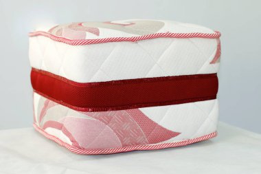 Yatak yatağının numunesi, sergi kopyası, izole bir arka planda.