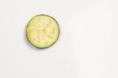 Beyaz arka planda kesilmiş bir patlıcan parçası.