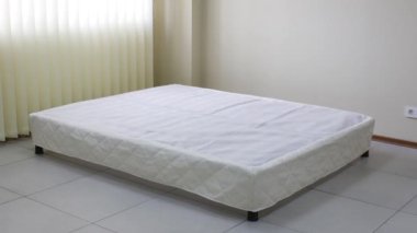 Ortopedik çatallı metal çerçeve, döşek ve ahşap çift kişilik yatak örtüsü.